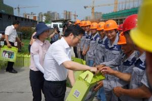 市委副書記、市長錢三雄等一行慰問奮戰(zhàn)在高溫一線建設(shè)工人